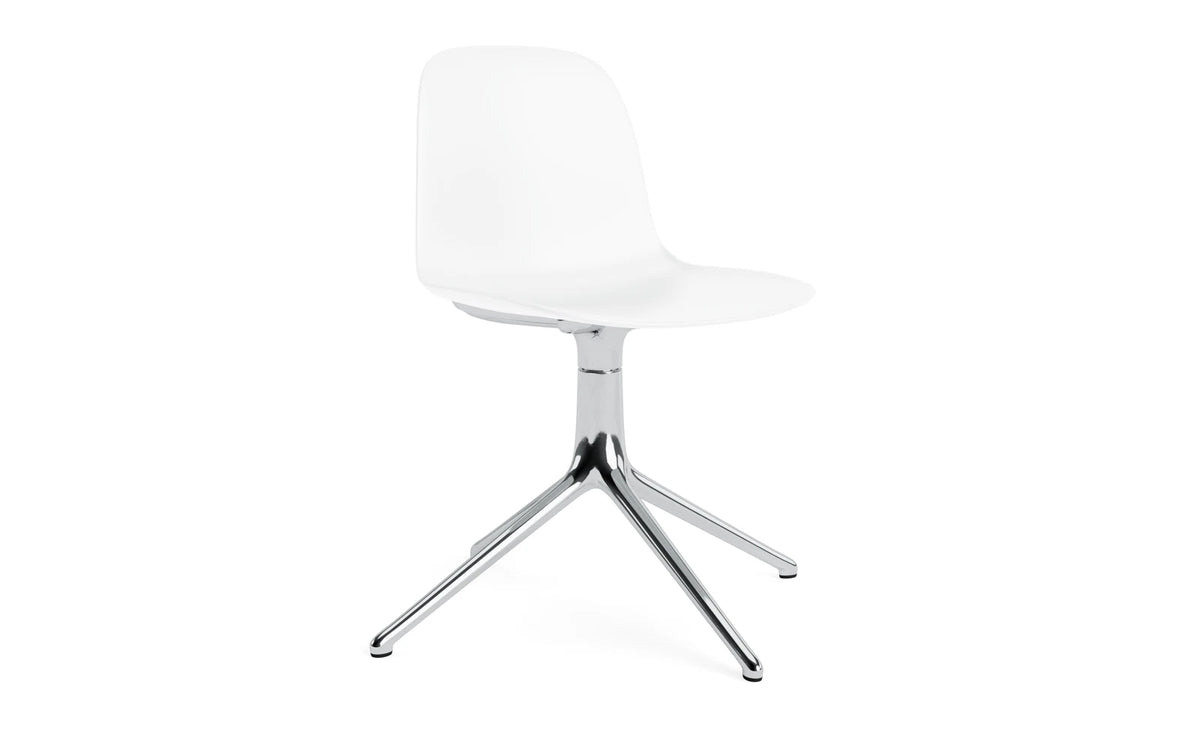 Form Drehstuhl in Weiss präsentiert im Onlineshop von KAQTU Design AG. Dreh-Schalenstuhl ist von Normann Copenhagen