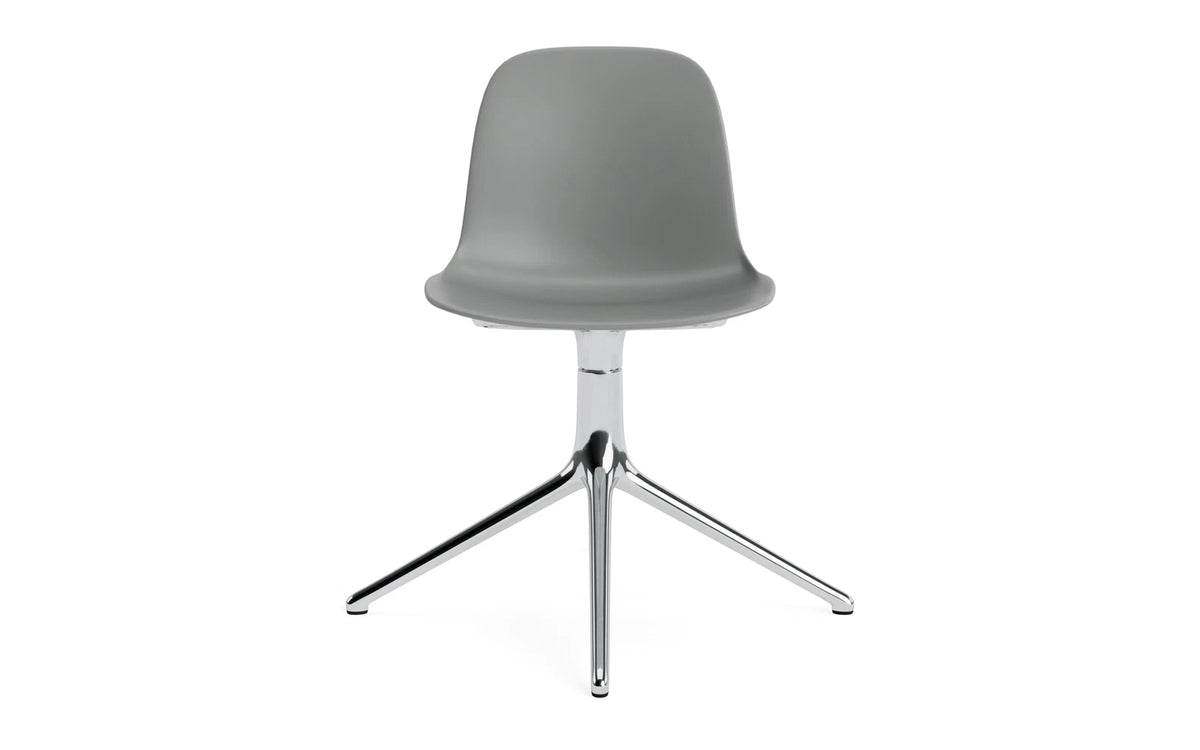 Form Drehstuhl in Grau präsentiert im Onlineshop von KAQTU Design AG. Dreh-Schalenstuhl ist von Normann Copenhagen