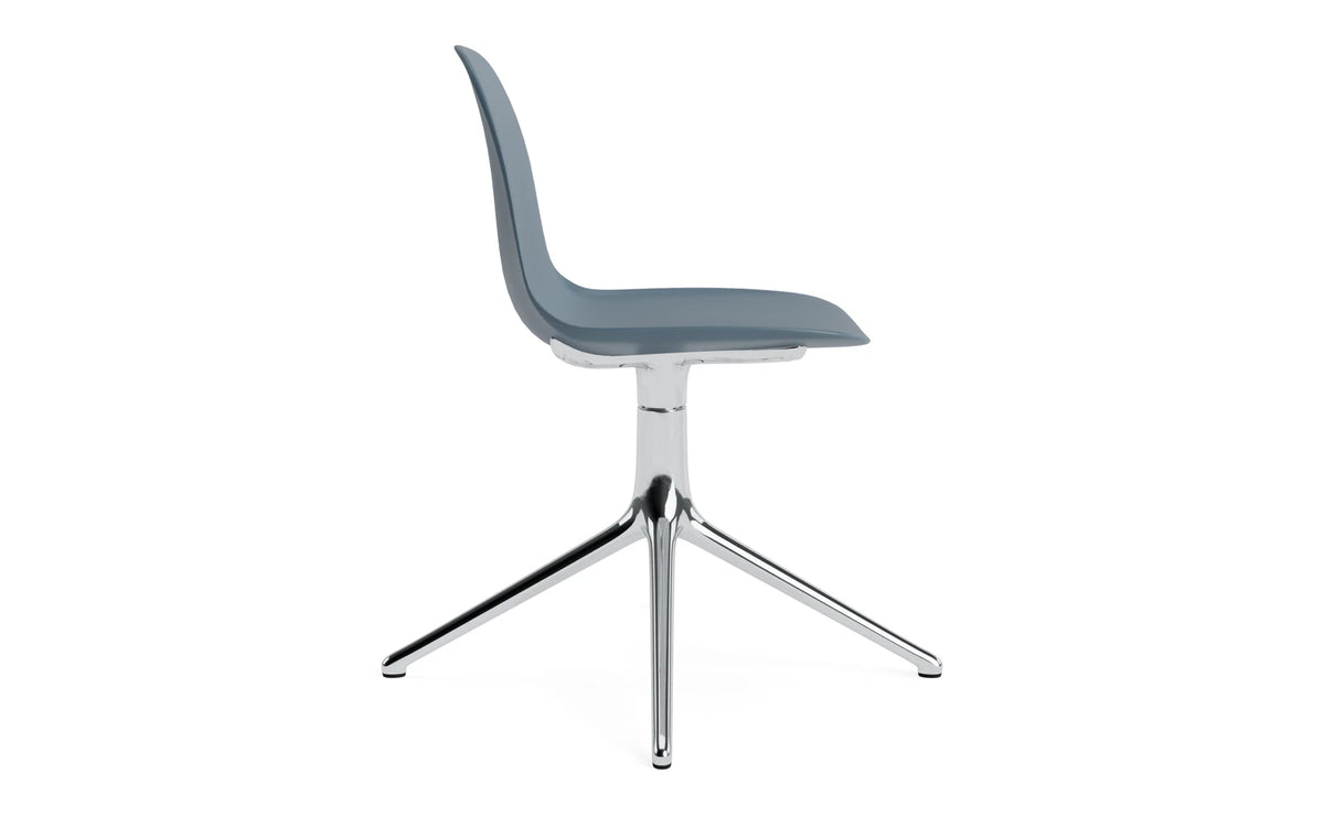 Form Drehstuhl in Blau präsentiert im Onlineshop von KAQTU Design AG. Dreh-Schalenstuhl ist von Normann Copenhagen