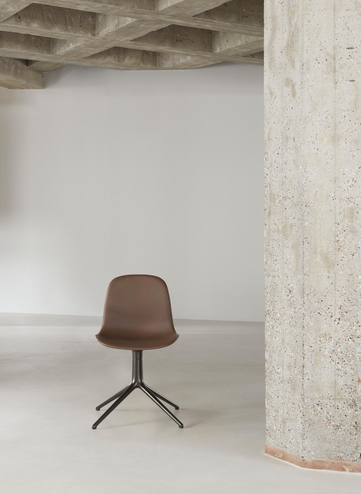Form Drehstuhl in Blau präsentiert im Onlineshop von KAQTU Design AG. Dreh-Schalenstuhl ist von Normann Copenhagen