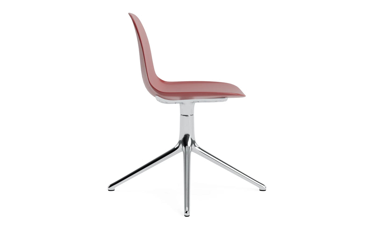 Form Drehstuhl in Rot präsentiert im Onlineshop von KAQTU Design AG. Dreh-Schalenstuhl ist von Normann Copenhagen