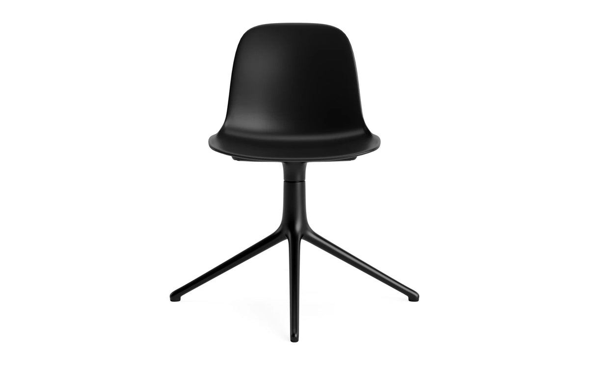 Form Drehstuhl in Schwarz präsentiert im Onlineshop von KAQTU Design AG. Dreh-Schalenstuhl ist von Normann Copenhagen