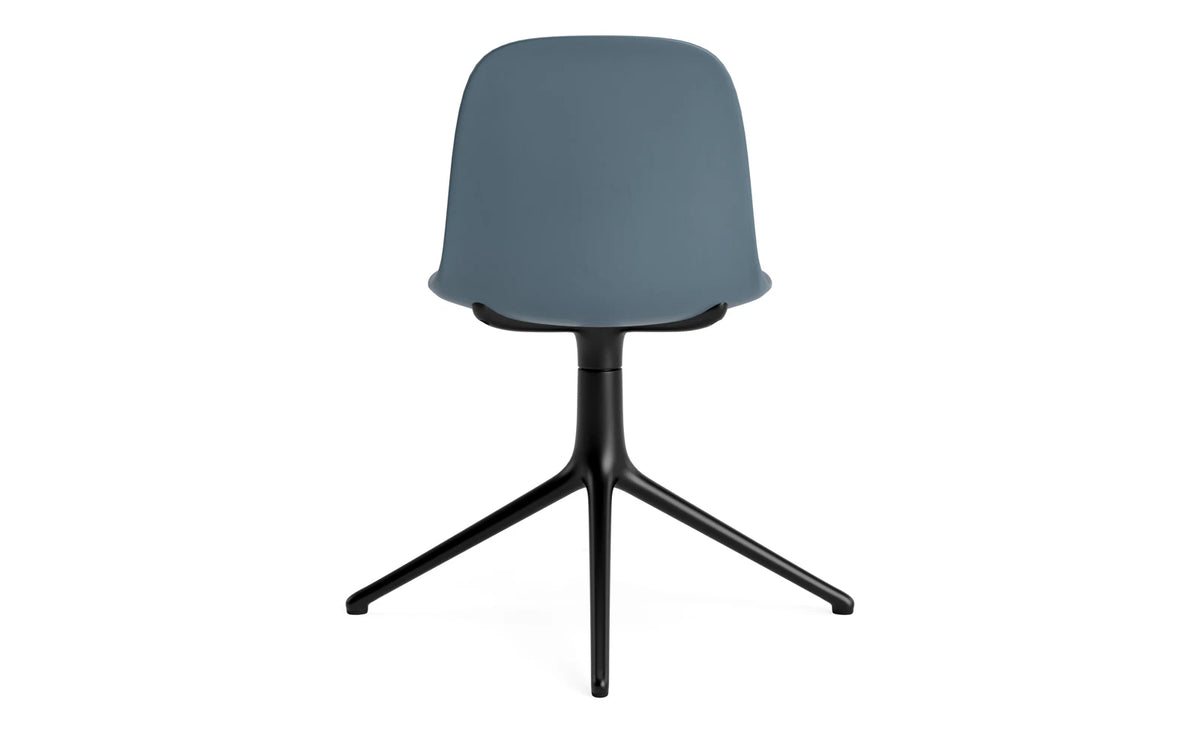 Form Drehstuhl in Blau präsentiert im Onlineshop von KAQTU Design AG. Dreh-Schalenstuhl ist von Normann Copenhagen