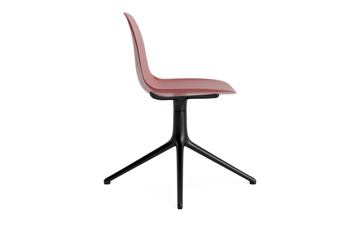 Form Drehstuhl in Rot präsentiert im Onlineshop von KAQTU Design AG. Dreh-Schalenstuhl ist von Normann Copenhagen