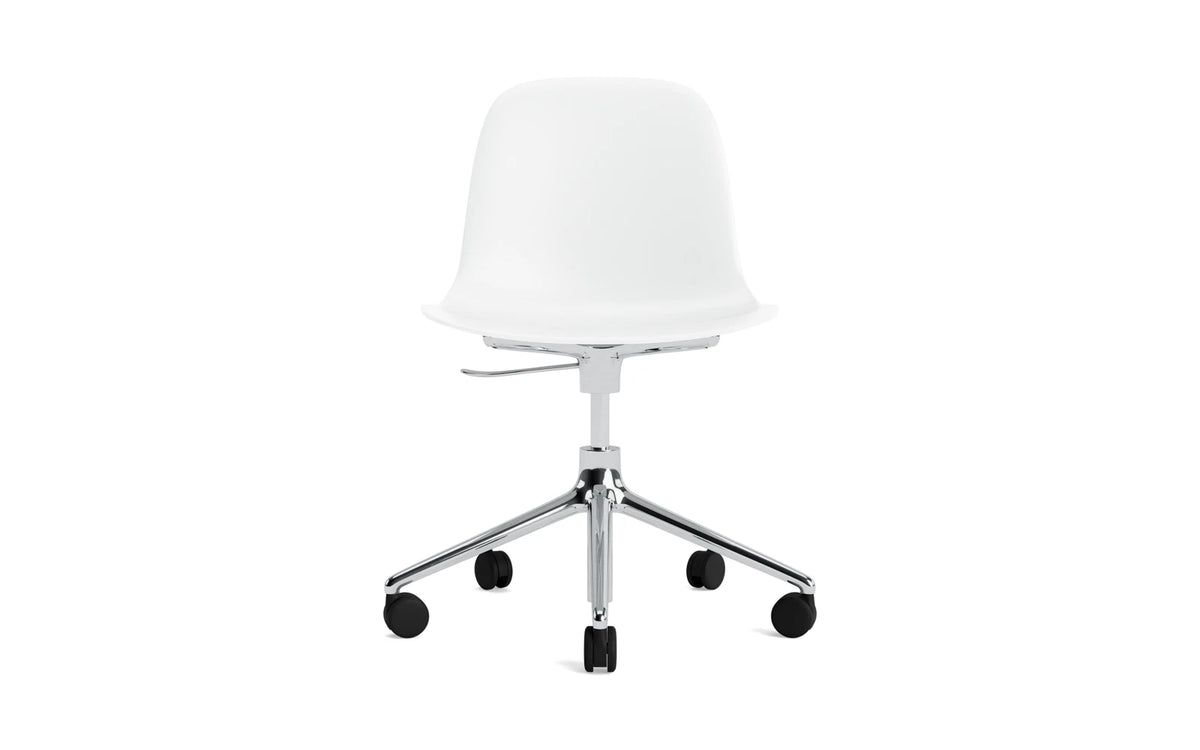 Form Bürostuhl in Weiss präsentiert im Onlineshop von KAQTU Design AG. Dreh-Schalenstuhl mit Rollen ist von Normann Copenhagen