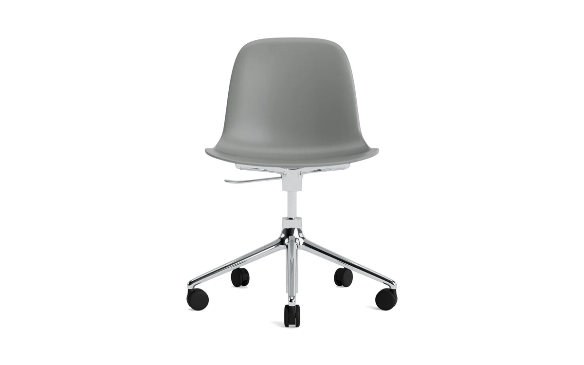 Form Bürostuhl in Grau präsentiert im Onlineshop von KAQTU Design AG. Dreh-Schalenstuhl mit Rollen ist von Normann Copenhagen