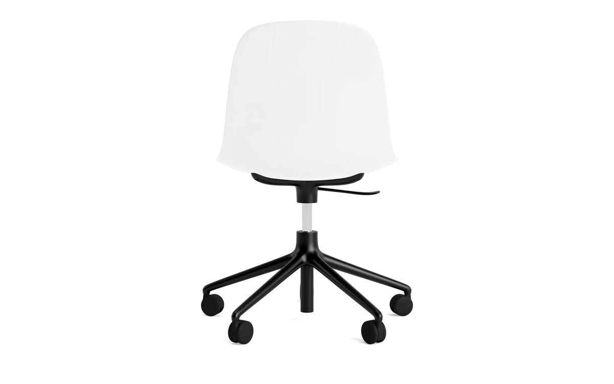 Form Bürostuhl in Weiss präsentiert im Onlineshop von KAQTU Design AG. Dreh-Schalenstuhl mit Rollen ist von Normann Copenhagen