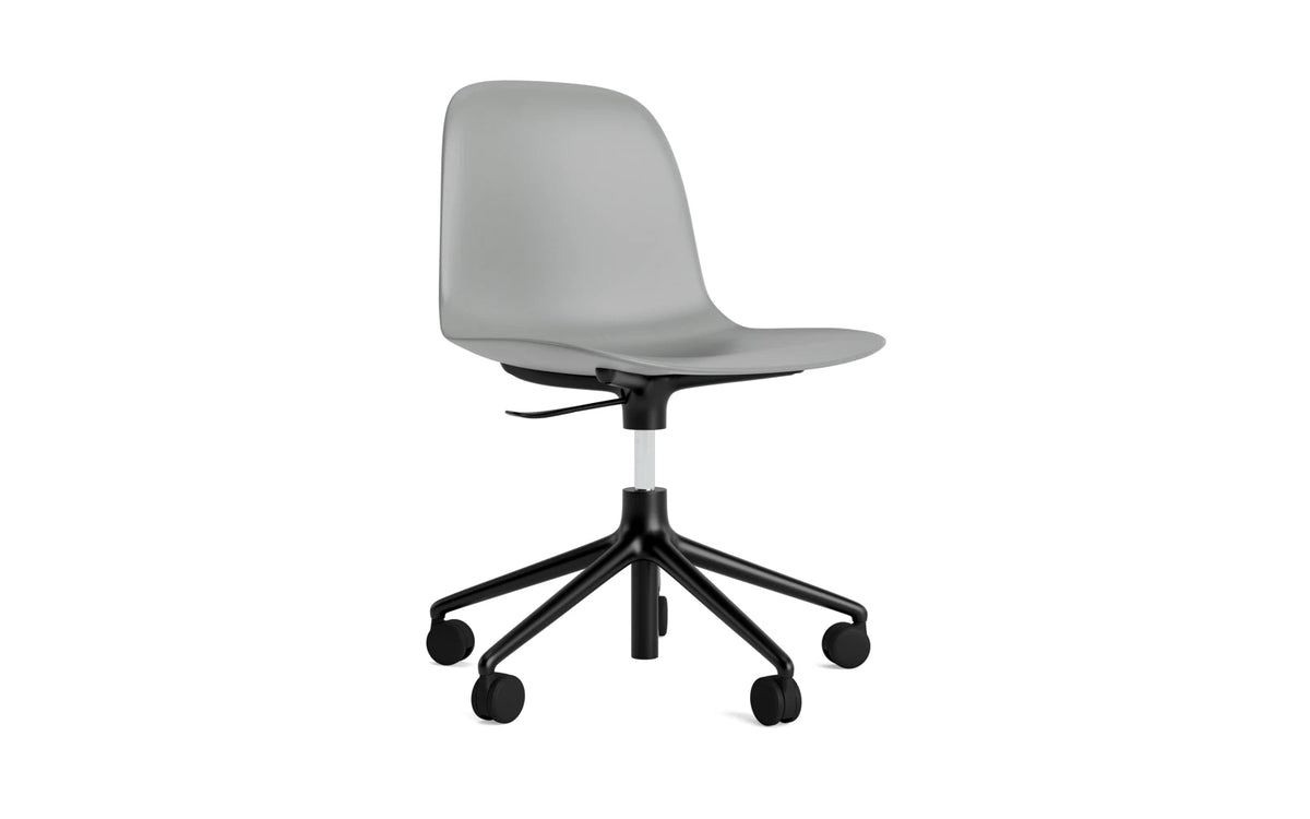 Form Bürostuhl in Grau präsentiert im Onlineshop von KAQTU Design AG. Dreh-Schalenstuhl mit Rollen ist von Normann Copenhagen