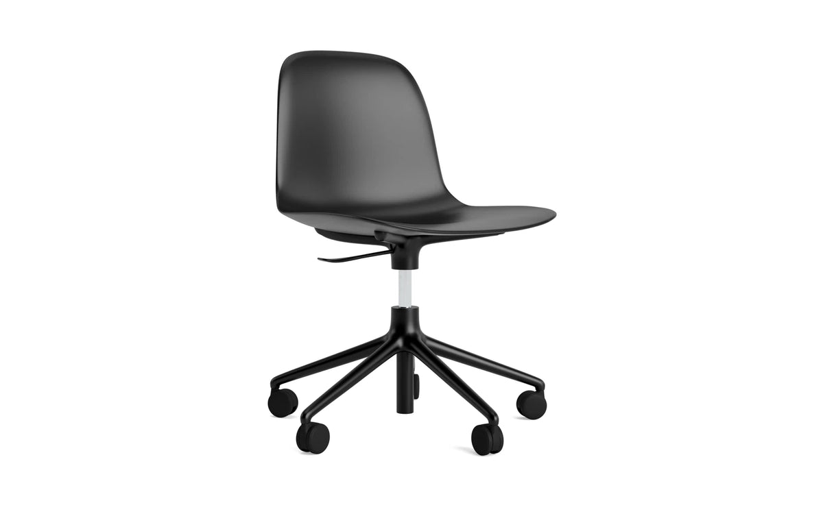 Form Bürostuhl in Schwarz präsentiert im Onlineshop von KAQTU Design AG. Dreh-Schalenstuhl mit Rollen ist von Normann Copenhagen