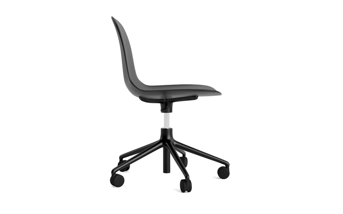 Form Bürostuhl in Schwarz präsentiert im Onlineshop von KAQTU Design AG. Dreh-Schalenstuhl mit Rollen ist von Normann Copenhagen