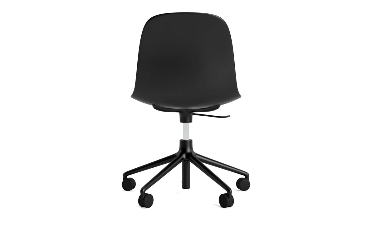 Form Bürostuhl in Schwarz präsentiert im Onlineshop von KAQTU Design AG. Dreh-Schalenstuhl mit Rollen ist von Normann Copenhagen
