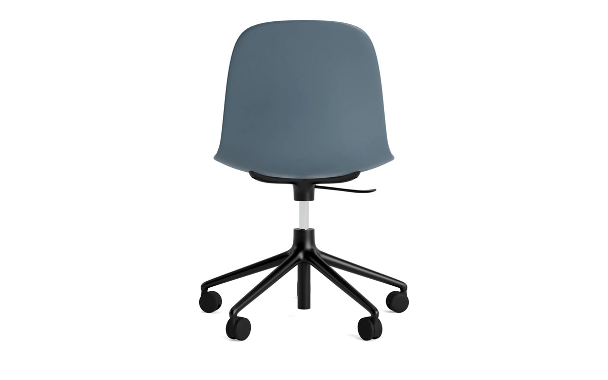 Form Bürostuhl in Blau präsentiert im Onlineshop von KAQTU Design AG. Dreh-Schalenstuhl mit Rollen ist von Normann Copenhagen