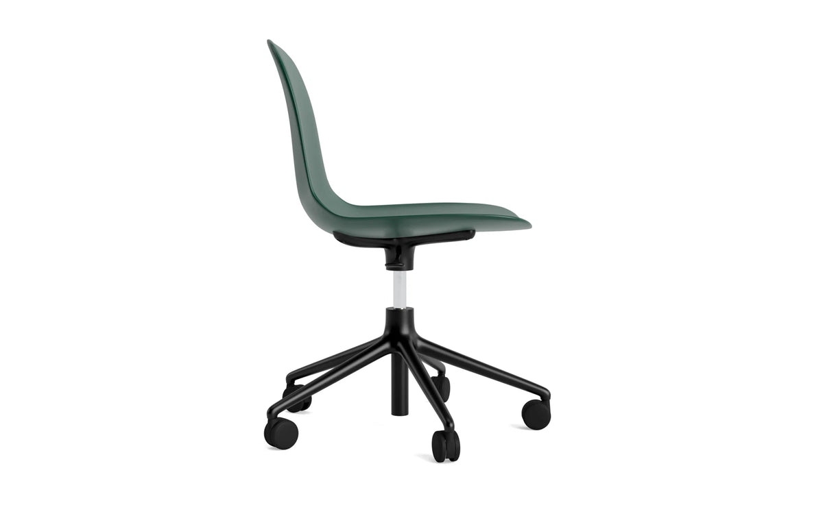 Form Bürostuhl in Grün präsentiert im Onlineshop von KAQTU Design AG. Dreh-Schalenstuhl mit Rollen ist von Normann Copenhagen