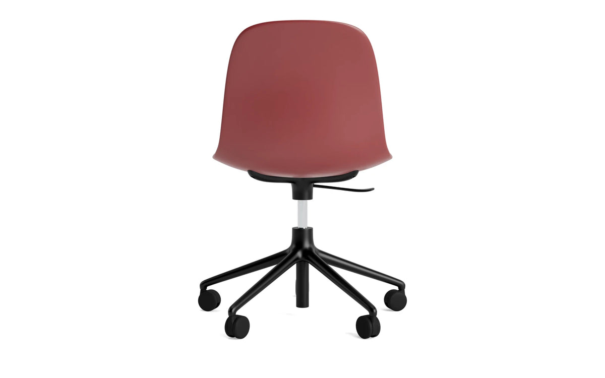 Form Bürostuhl in Rot präsentiert im Onlineshop von KAQTU Design AG. Dreh-Schalenstuhl mit Rollen ist von Normann Copenhagen