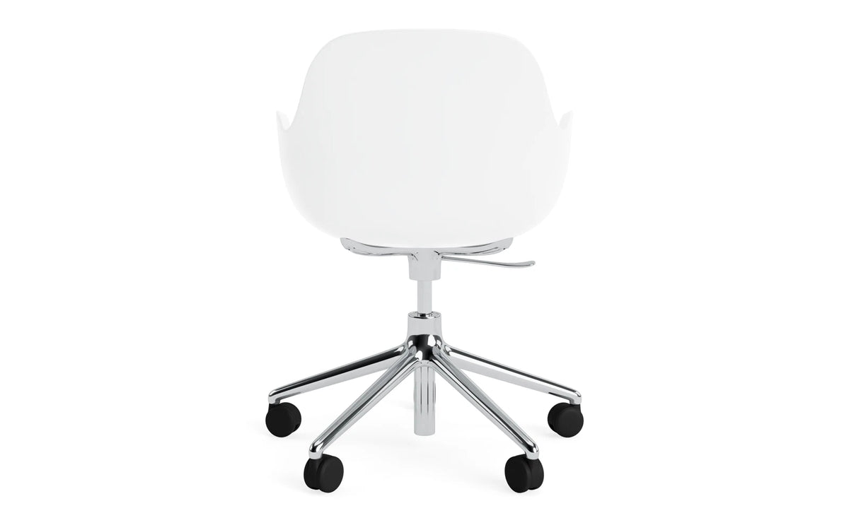 Form Bürostuhl mit Armlehne in Weiss präsentiert im Onlineshop von KAQTU Design AG. Dreh-Schalenstuhl mit Armlehnen und Rollen ist von Normann Copenhagen