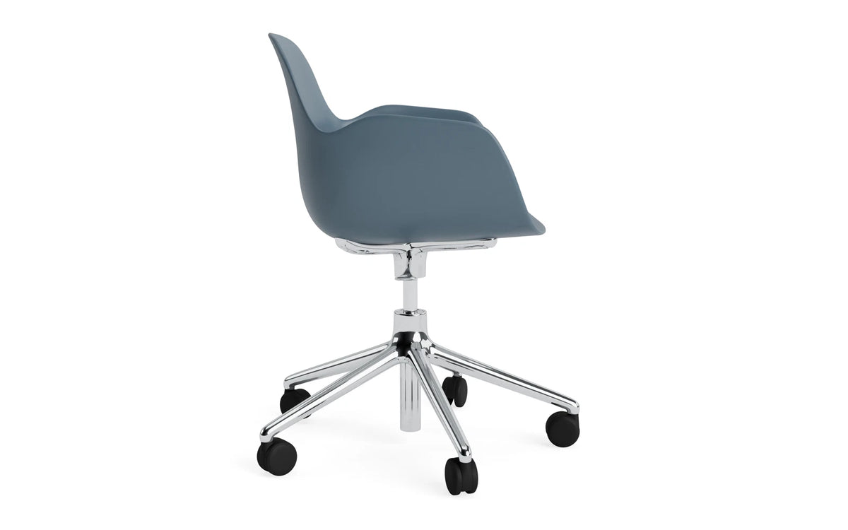 Form Bürostuhl mit Armlehne in Blau präsentiert im Onlineshop von KAQTU Design AG. Dreh-Schalenstuhl mit Armlehnen und Rollen ist von Normann Copenhagen