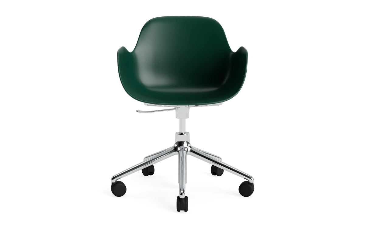 Form Bürostuhl mit Armlehne in Grün präsentiert im Onlineshop von KAQTU Design AG. Dreh-Schalenstuhl mit Armlehnen und Rollen ist von Normann Copenhagen