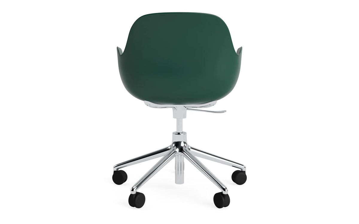 Form Bürostuhl mit Armlehne in Grün präsentiert im Onlineshop von KAQTU Design AG. Dreh-Schalenstuhl mit Armlehnen und Rollen ist von Normann Copenhagen