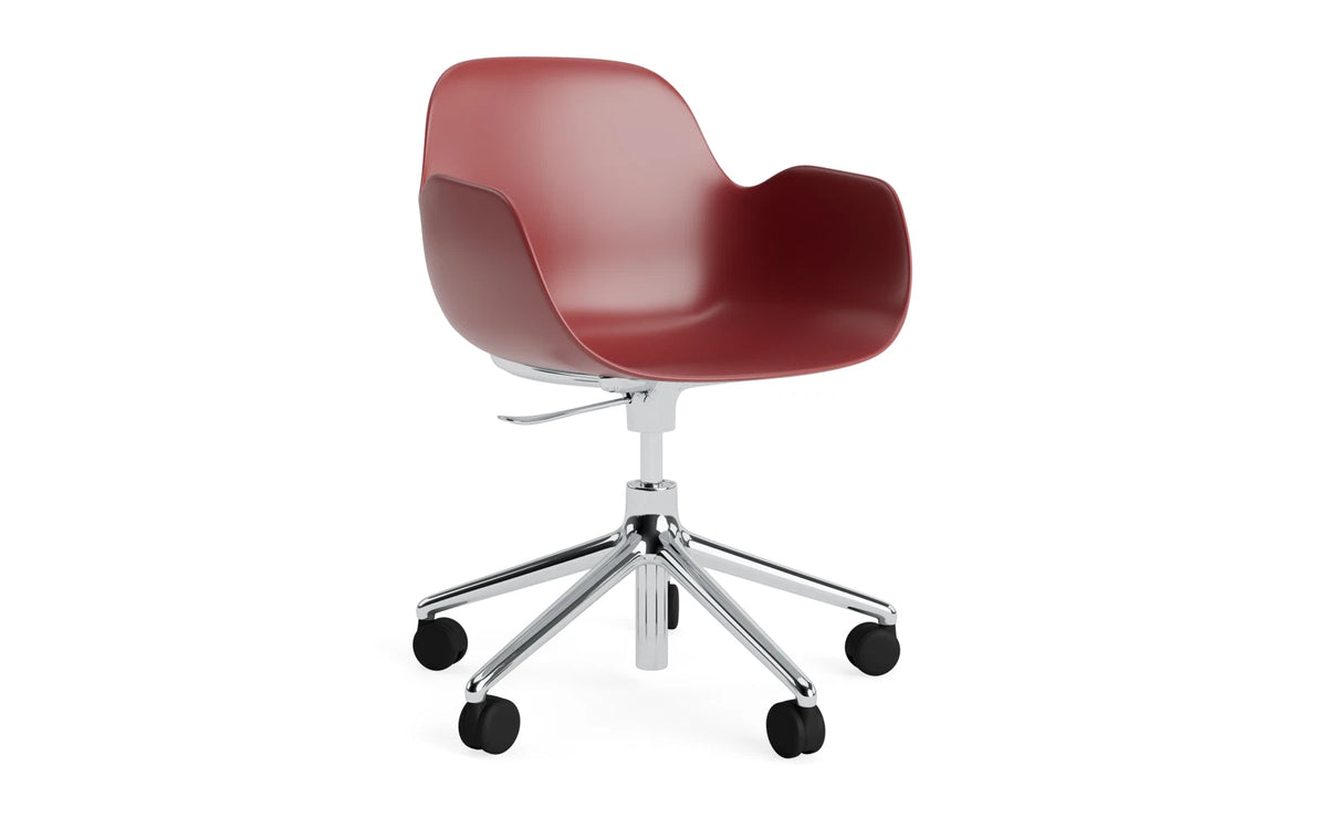 Form Bürostuhl mit Armlehne in Rot präsentiert im Onlineshop von KAQTU Design AG. Dreh-Schalenstuhl mit Armlehnen und Rollen ist von Normann Copenhagen