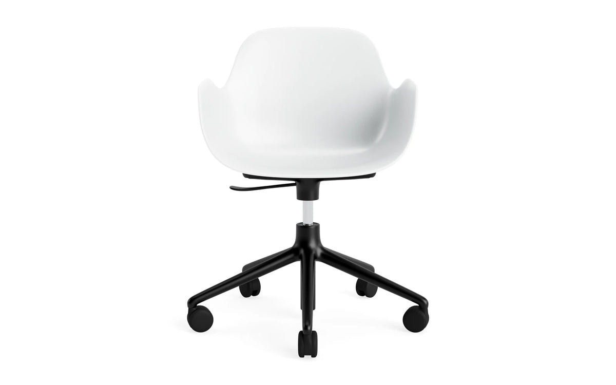 Form Bürostuhl mit Armlehne in Weiss präsentiert im Onlineshop von KAQTU Design AG. Dreh-Schalenstuhl mit Armlehnen und Rollen ist von Normann Copenhagen
