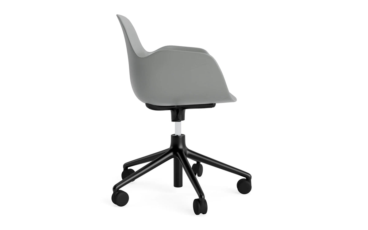 Form Bürostuhl mit Armlehne in Grau präsentiert im Onlineshop von KAQTU Design AG. Dreh-Schalenstuhl mit Armlehnen und Rollen ist von Normann Copenhagen