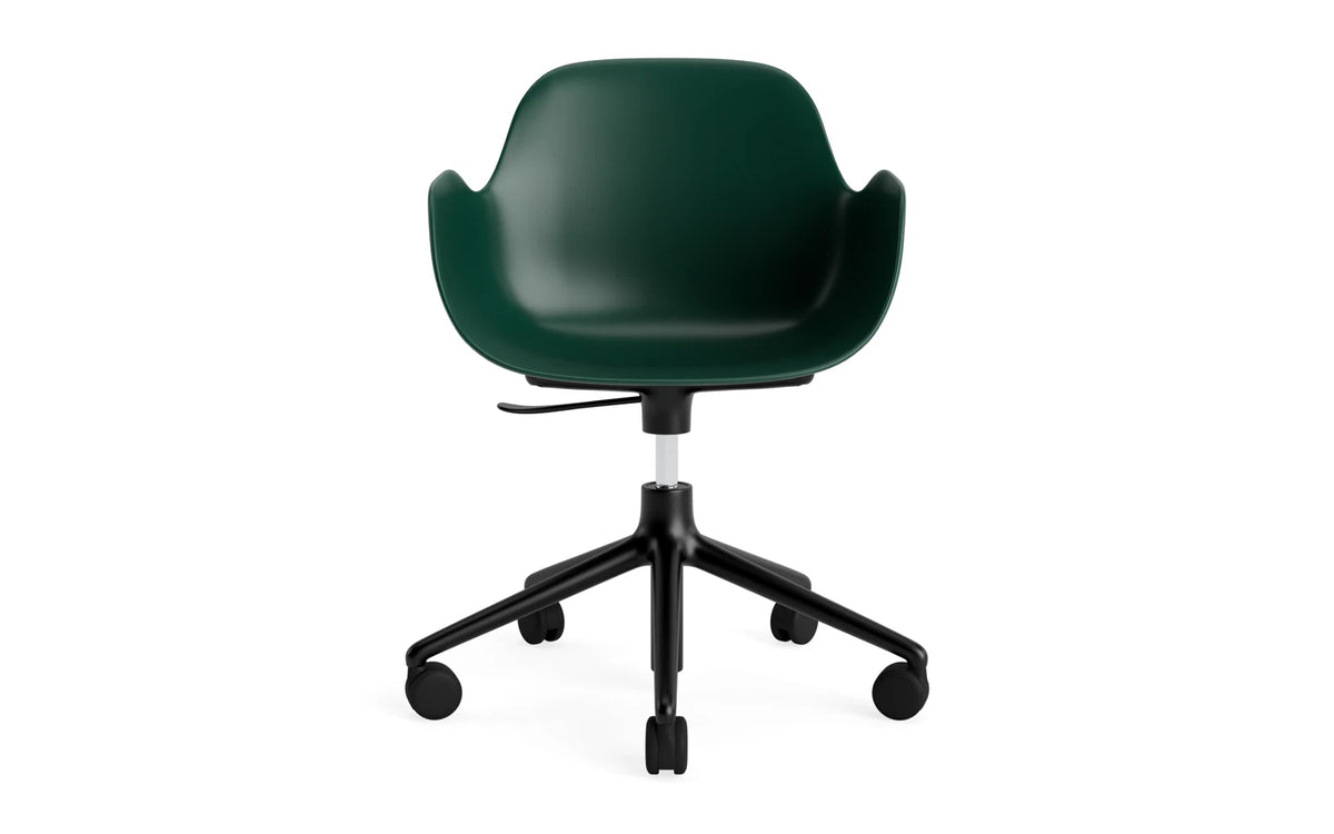 Form Bürostuhl mit Armlehne in Grün präsentiert im Onlineshop von KAQTU Design AG. Dreh-Schalenstuhl mit Armlehnen und Rollen ist von Normann Copenhagen