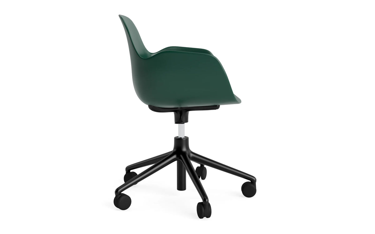 Form Bürostuhl mit Armlehne in Grün präsentiert im Onlineshop von KAQTU Design AG. Dreh-Schalenstuhl mit Armlehnen und Rollen ist von Normann Copenhagen