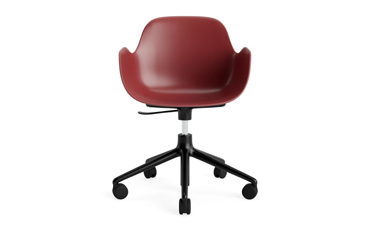 Form Bürostuhl mit Armlehne in Rot präsentiert im Onlineshop von KAQTU Design AG. Dreh-Schalenstuhl mit Armlehnen und Rollen ist von Normann Copenhagen