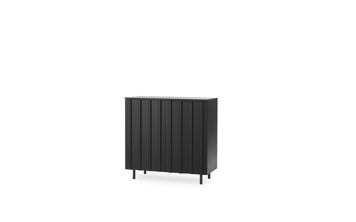 Rib Cabinet in Warmes schwarz präsentiert im Onlineshop von KAQTU Design AG. Korpus ist von Normann Copenhagen