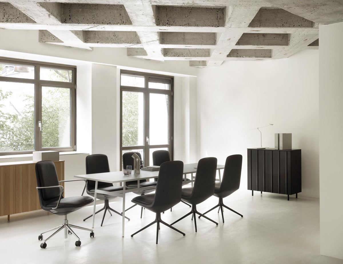 Rib Cabinet in Warmes schwarz präsentiert im Onlineshop von KAQTU Design AG. Korpus ist von Normann Copenhagen