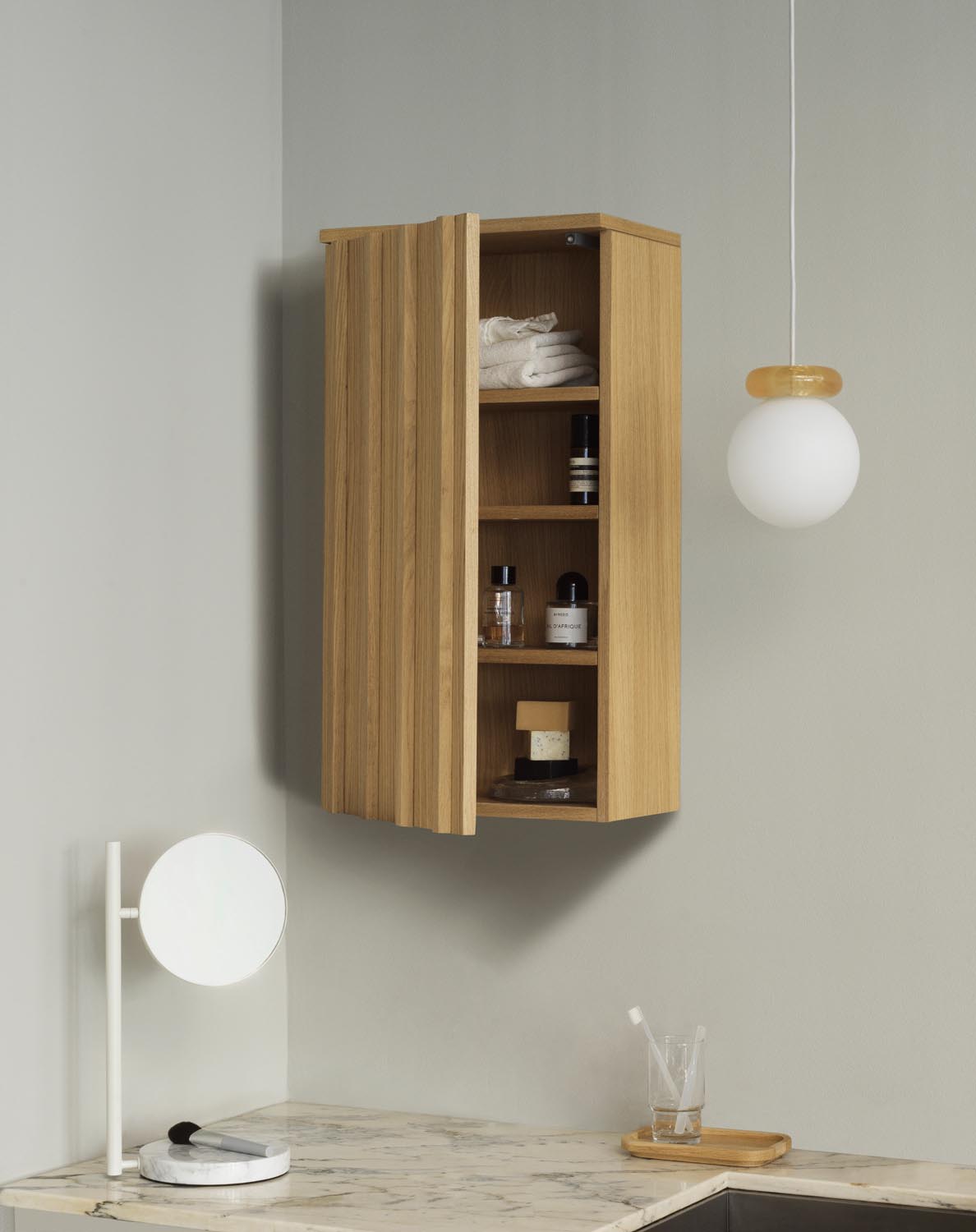 Rib Hängeschrank in Eiche  präsentiert im Onlineshop von KAQTU Design AG. Wandschrank ist von Normann Copenhagen