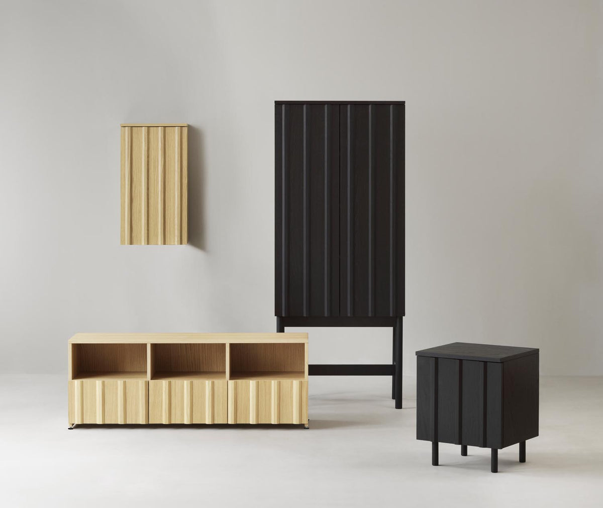 Rib Hängeschrank in Warmes schwarz präsentiert im Onlineshop von KAQTU Design AG. Wandschrank ist von Normann Copenhagen