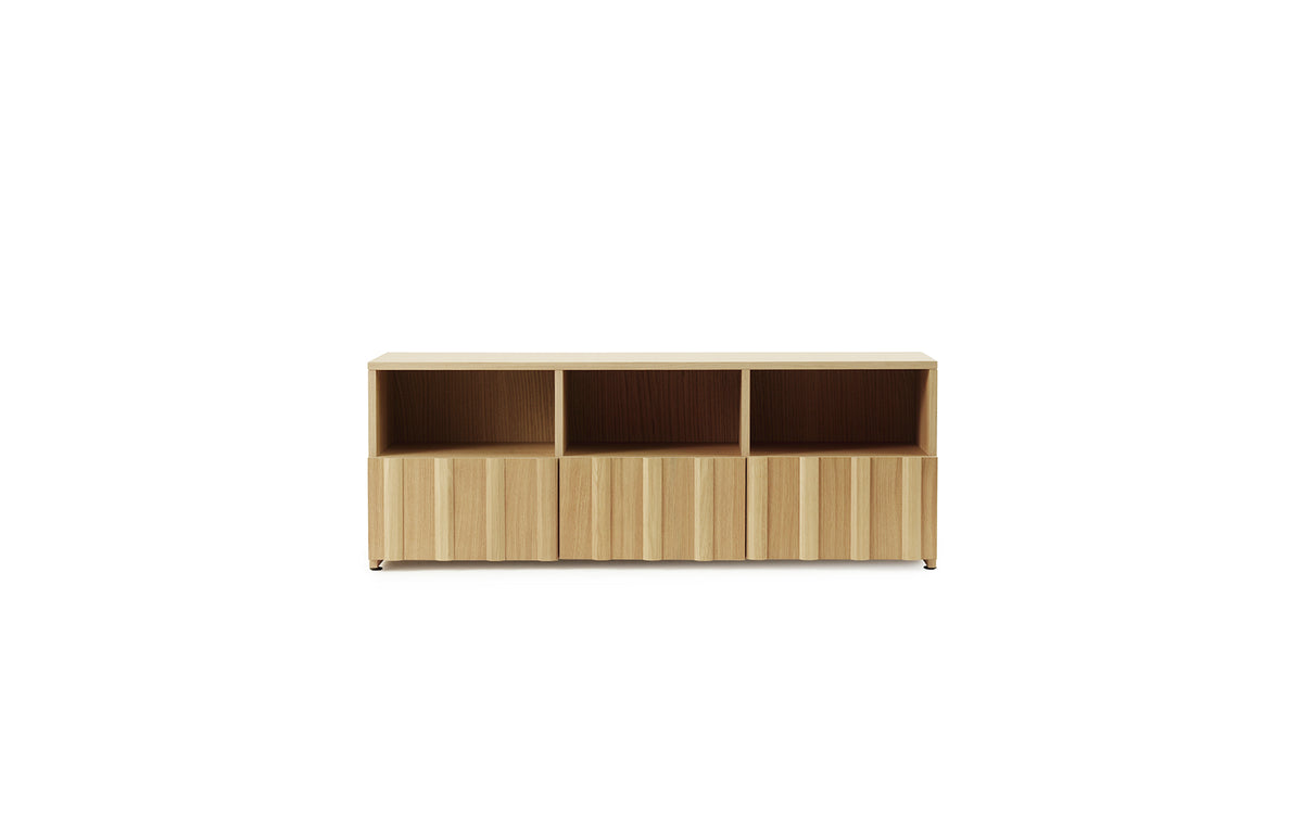 Rib Anrichte in Beige präsentiert im Onlineshop von KAQTU Design AG. Sideboard ist von Normann Copenhagen