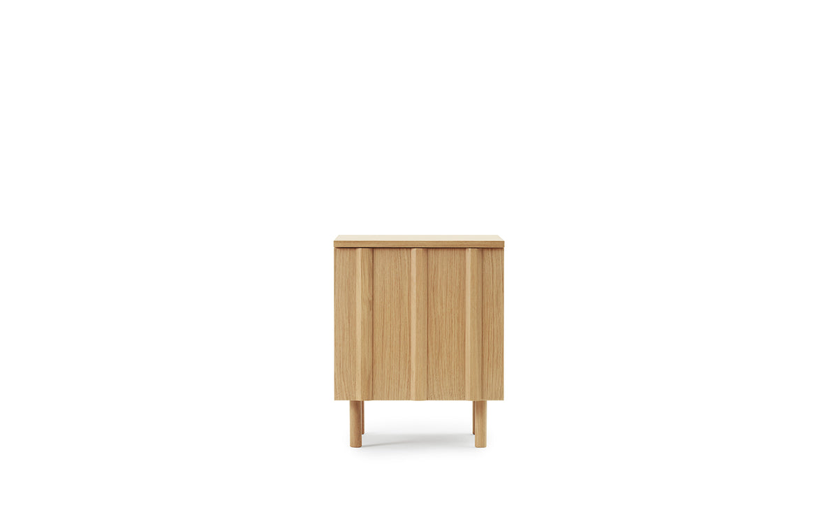 Rib Nachttisch in Eiche präsentiert im Onlineshop von KAQTU Design AG. Nachttisch ist von Normann Copenhagen