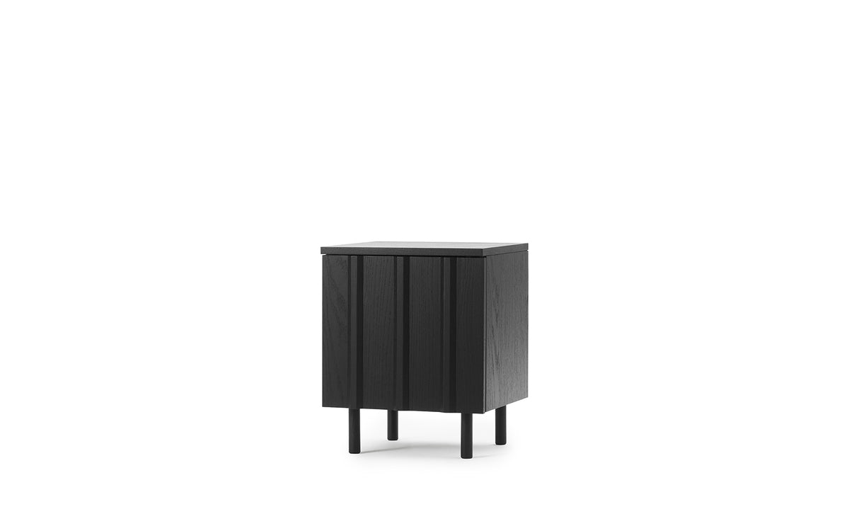 Rib Nachttisch in Warmes schwarz präsentiert im Onlineshop von KAQTU Design AG. Nachttisch ist von Normann Copenhagen