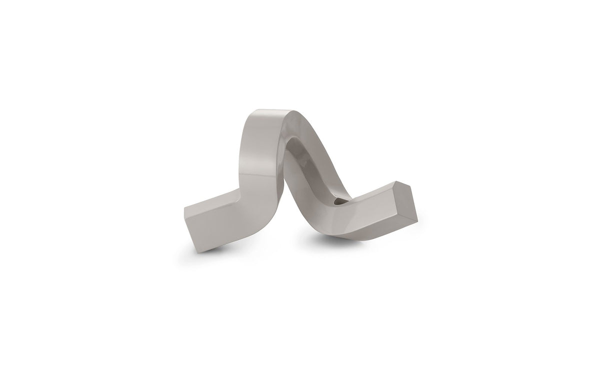 Kerzenhalter Crooked von Normann Copenhagen aus lackiertem Aluminium in Warmes Grau mit geschwungener, skulpturaler Form.