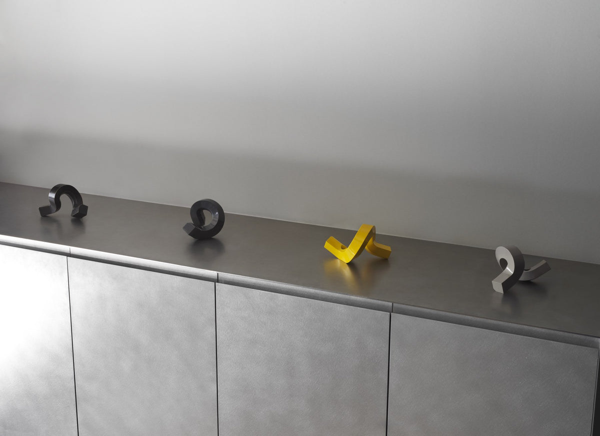 Kerzenhalter Crooked von Normann Copenhagen aus lackiertem Aluminium in Warmes Grau mit geschwungener, skulpturaler Form.