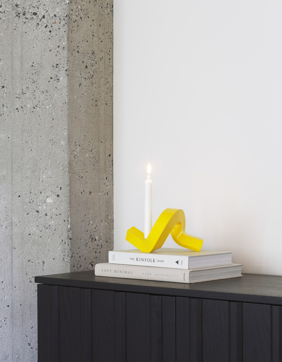 Kerzenhalter Crooked von Normann Copenhagen aus lackiertem Aluminium in Warmes Grau mit geschwungener, skulpturaler Form.