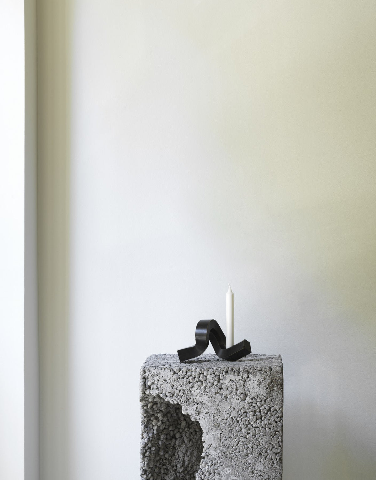 Kerzenhalter Crooked von Normann Copenhagen aus lackiertem Aluminium in Warmes Grau mit geschwungener, skulpturaler Form.