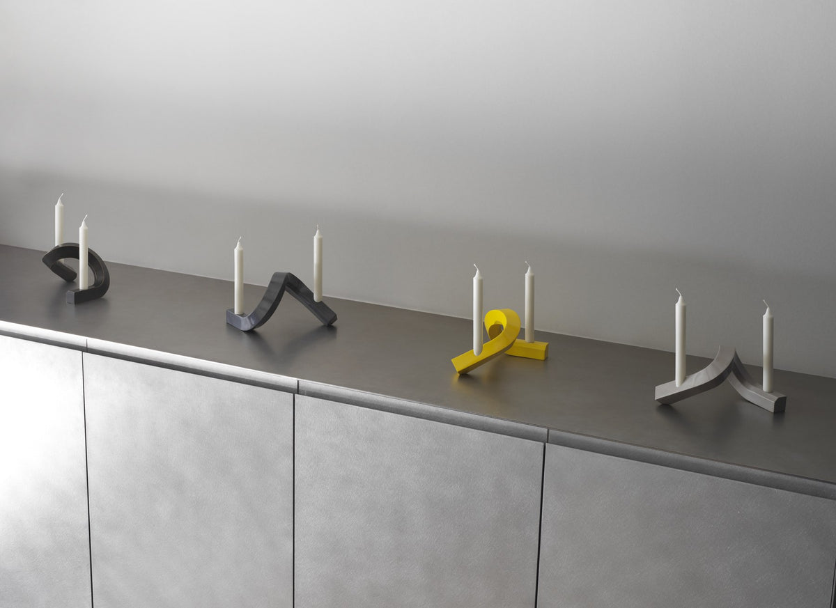 Kerzenhalter Crooked von Normann Copenhagen aus lackiertem Aluminium in Warmes Grau mit geschwungener, skulpturaler Form.