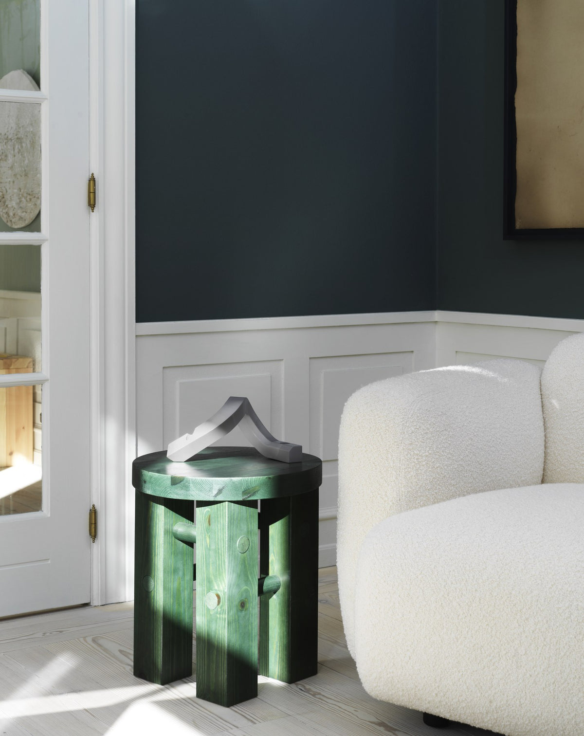 Kerzenhalter Crooked von Normann Copenhagen aus lackiertem Aluminium in Warmes Grau mit geschwungener, skulpturaler Form.