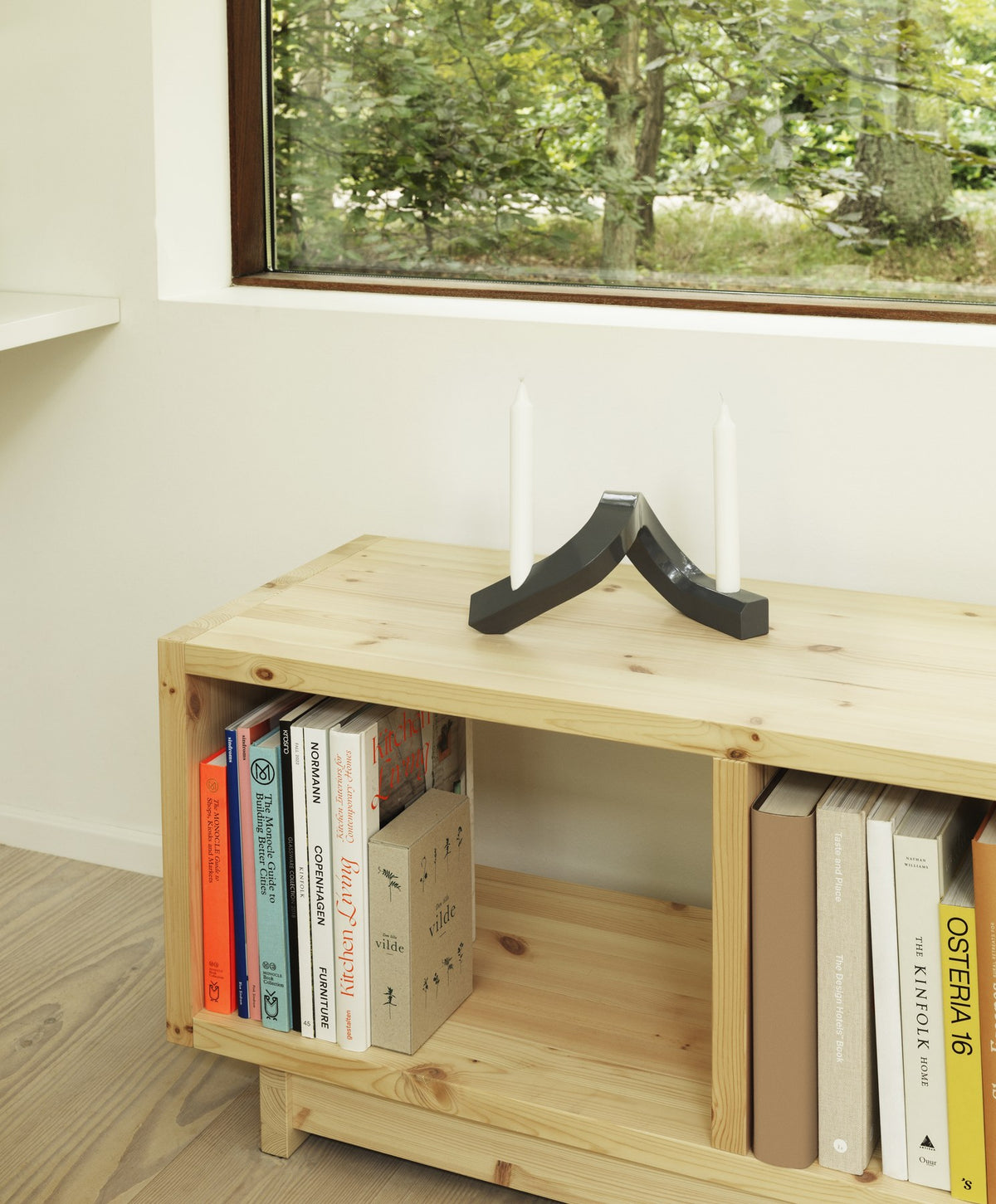 Kerzenhalter Crooked von Normann Copenhagen aus lackiertem Aluminium in Warmes Grau mit geschwungener, skulpturaler Form.