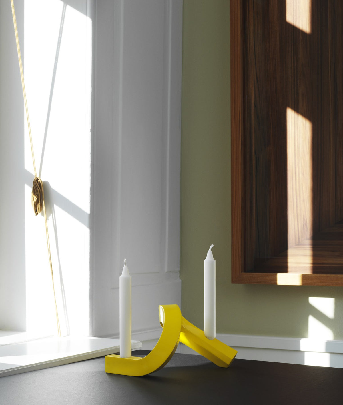 Kerzenhalter Crooked von Normann Copenhagen aus lackiertem Aluminium in Warmes Grau mit geschwungener, skulpturaler Form.