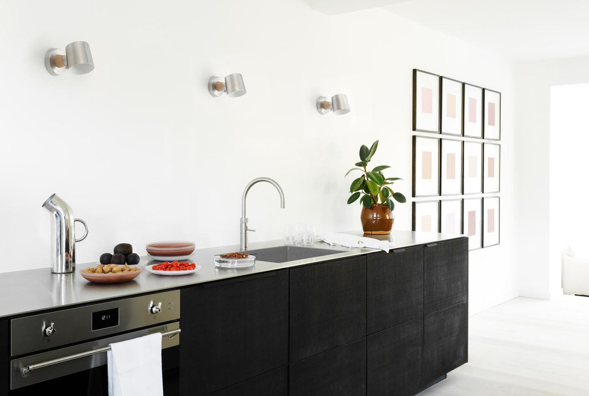 Rise Wandleuchte EU Hardwired Edelstahl in  präsentiert im Onlineshop von KAQTU Design AG. Wandleuchte ist von Normann Copenhagen