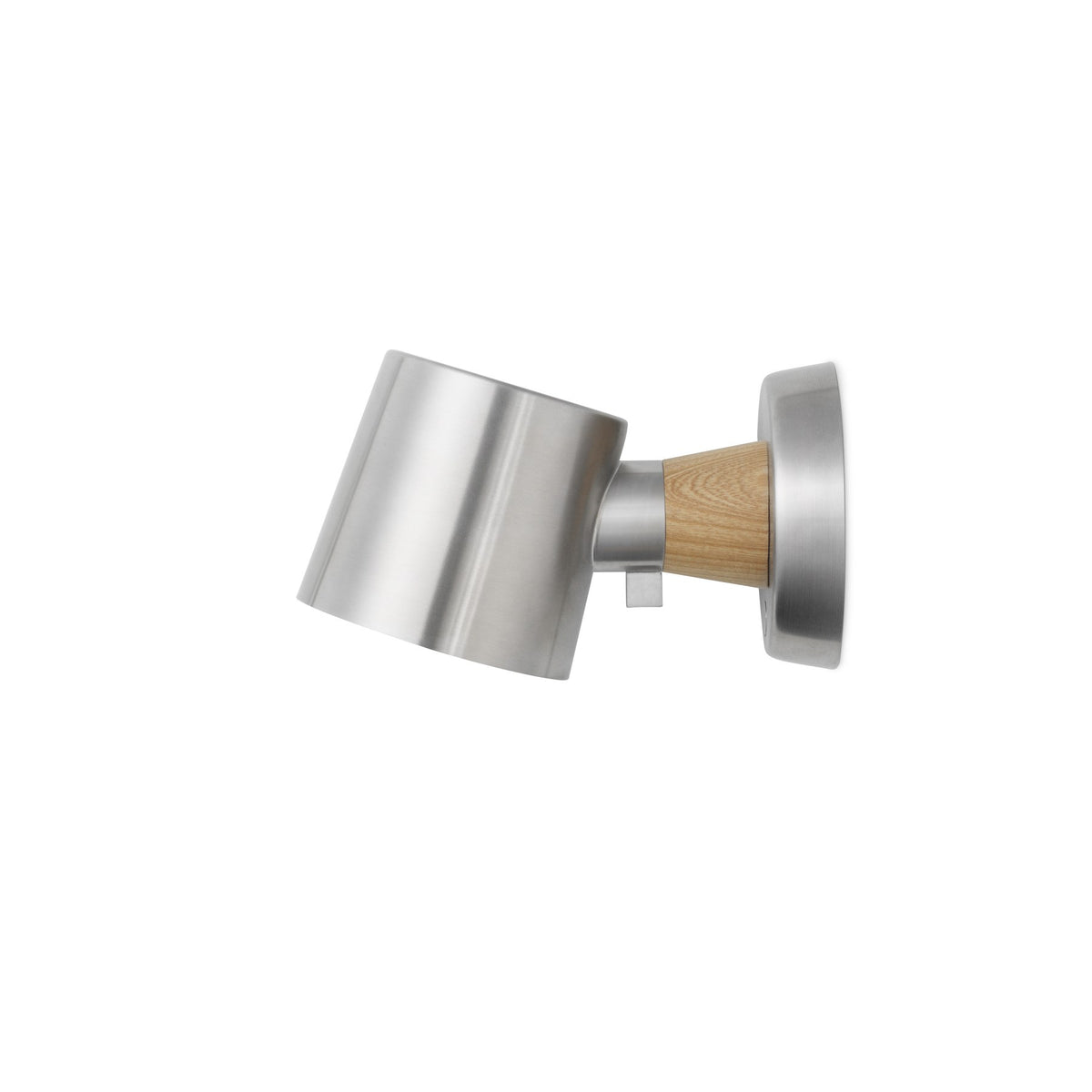 Rise Wandleuchte von Normann Copenhagen in Metallic: zylindrischer Schirm mit Lochmuster auf drehbarem Gelenk und Holzsockel.