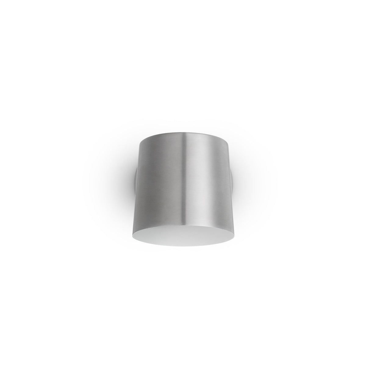 Rise Wandleuchte von Normann Copenhagen in Metallic: zylindrischer Schirm mit Lochmuster auf drehbarem Gelenk und Holzsockel.