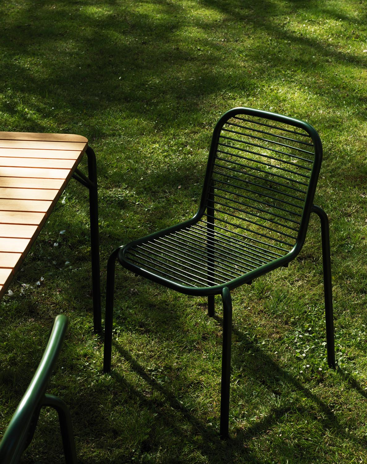 Vig Stuhl in Dunkelgrün präsentiert im Onlineshop von KAQTU Design AG. Gartenstuhl ist von Normann Copenhagen