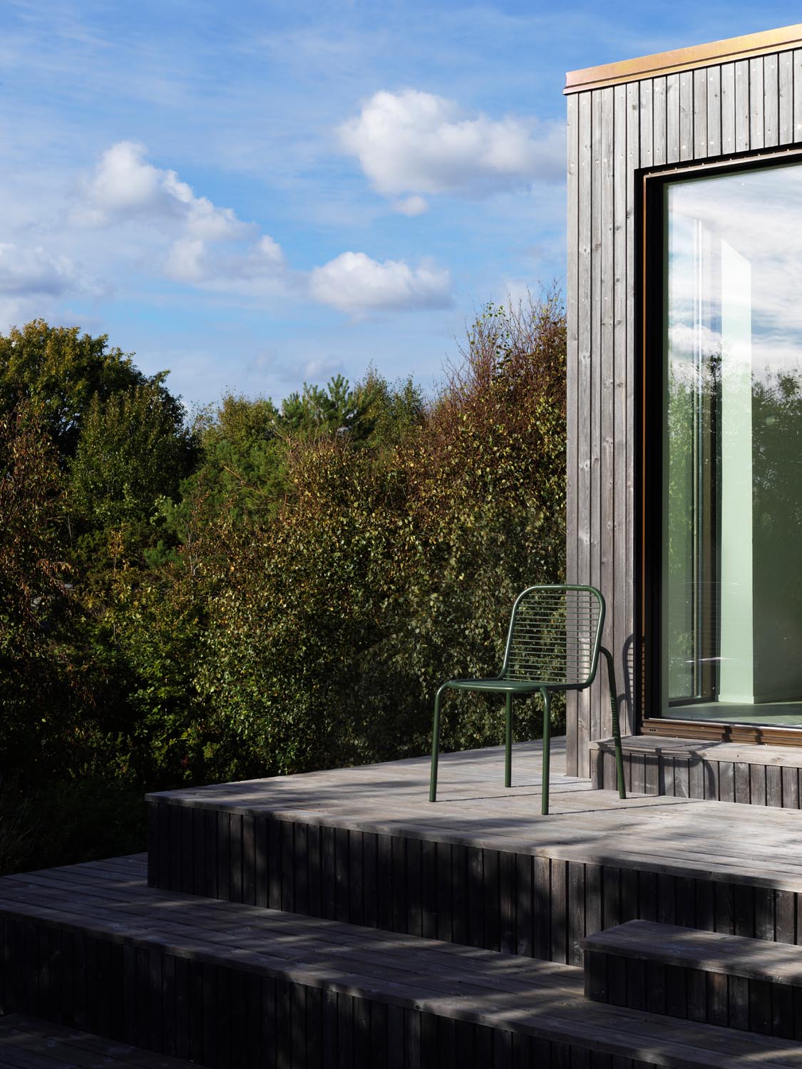 Vig Stuhl in Dunkelgrün präsentiert im Onlineshop von KAQTU Design AG. Gartenstuhl ist von Normann Copenhagen