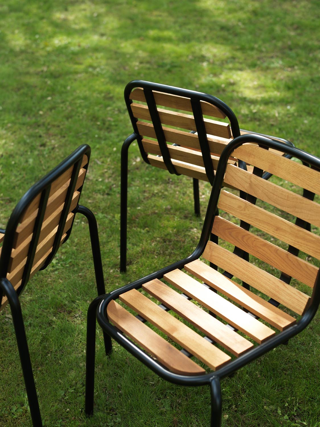 Vig Robinia Stuhl in Schwarz präsentiert im Onlineshop von KAQTU Design AG. Gartenstuhl ist von Normann Copenhagen