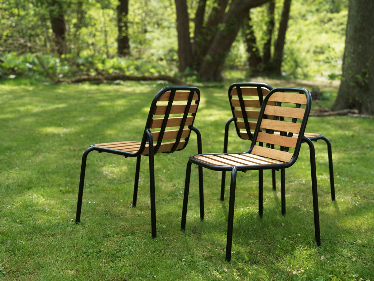 Vig Robinia Stuhl in Schwarz präsentiert im Onlineshop von KAQTU Design AG. Gartenstuhl ist von Normann Copenhagen